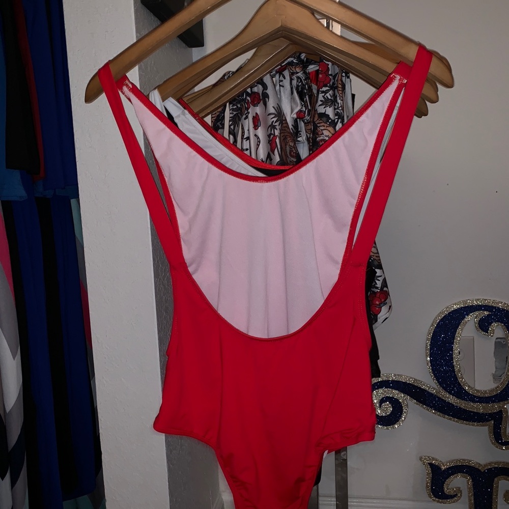 One piece - Picture 3 of 3